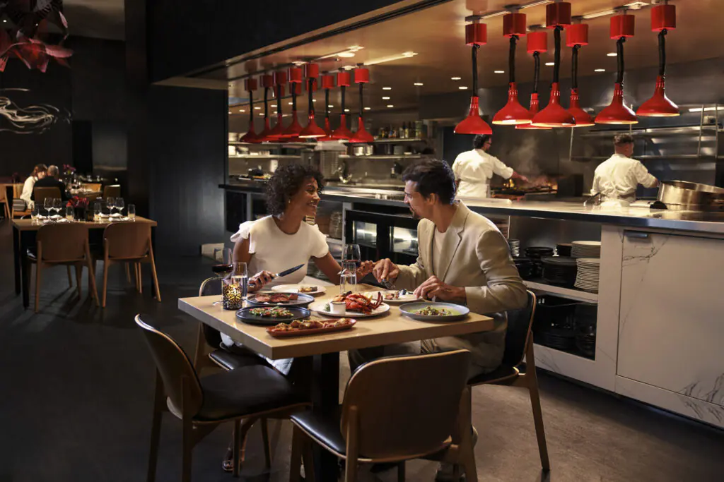 3170-couple-dining
