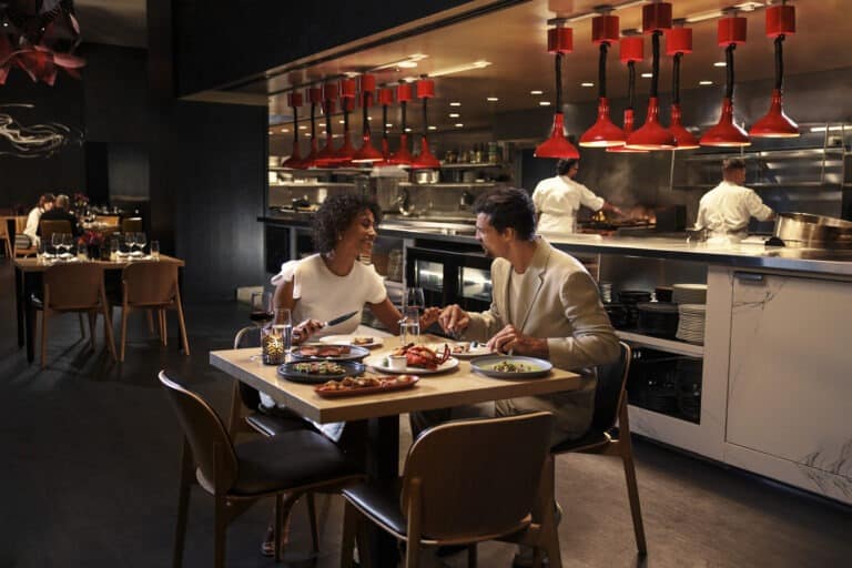 3170-couple-dining