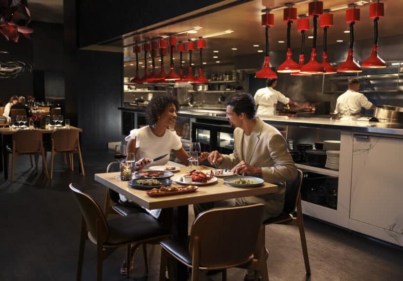 3170-couple-dining
